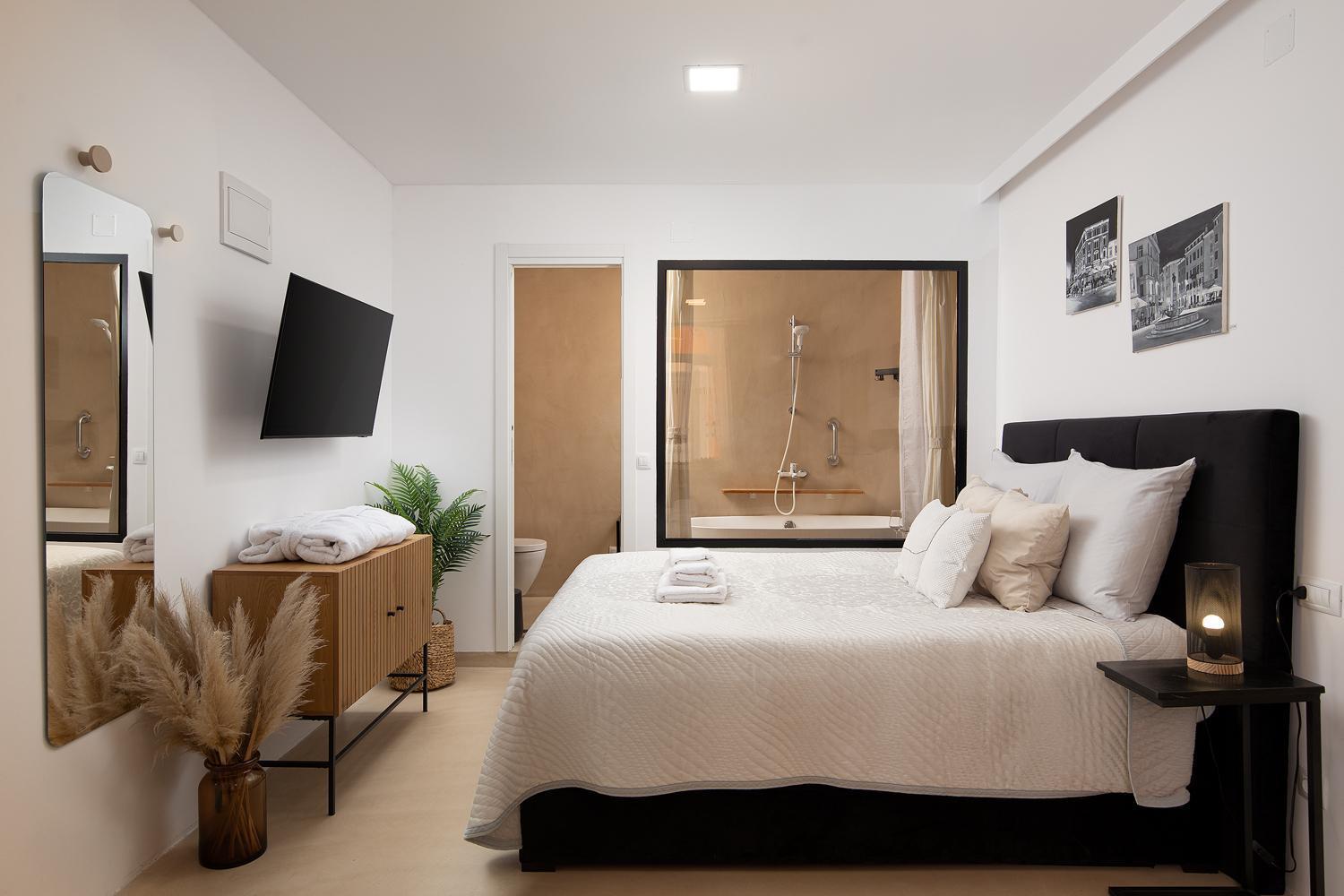 Deluxe Studio In City Center With Free Private Parking โรวีน ภายนอก รูปภาพ
