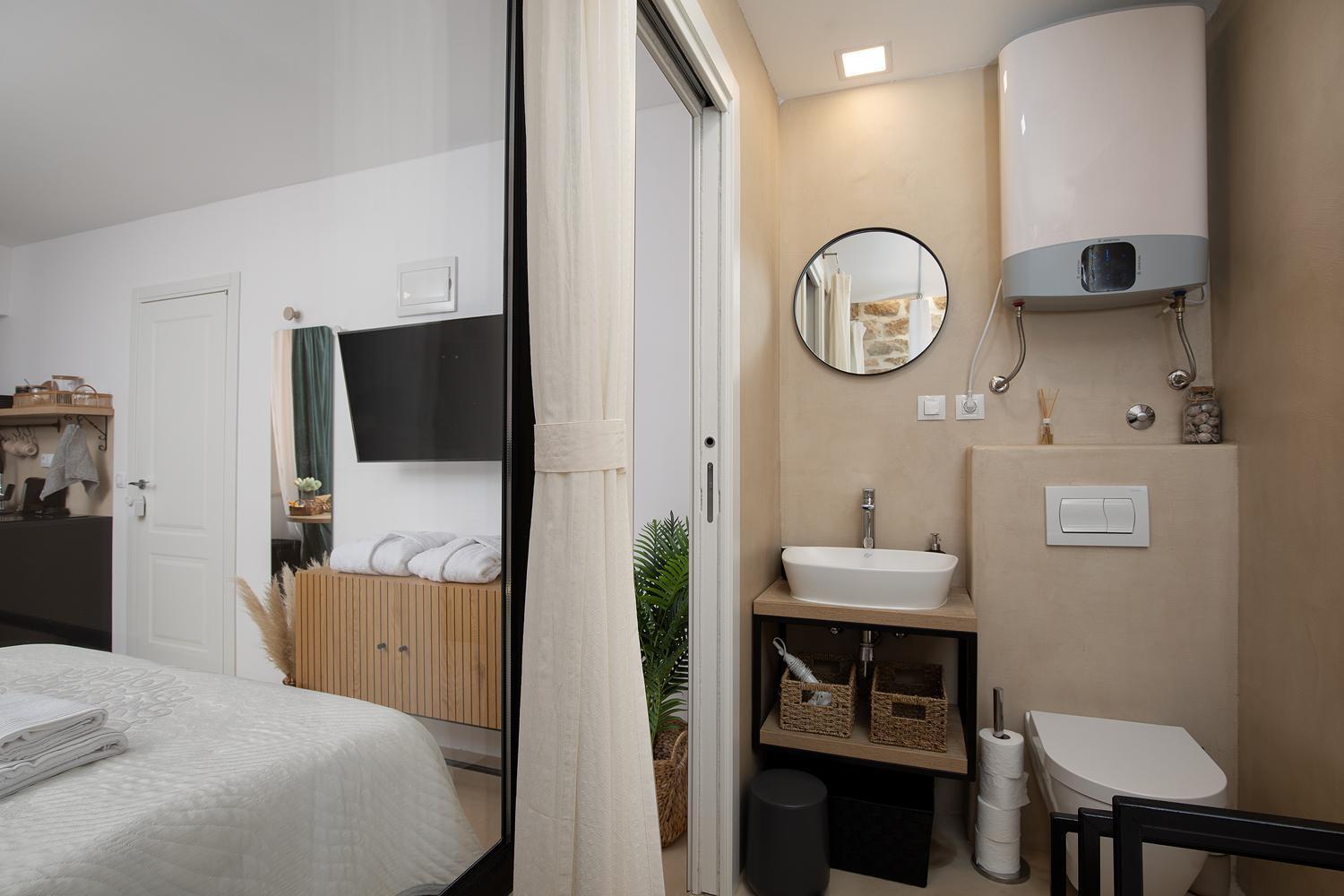 Deluxe Studio In City Center With Free Private Parking โรวีน ภายนอก รูปภาพ