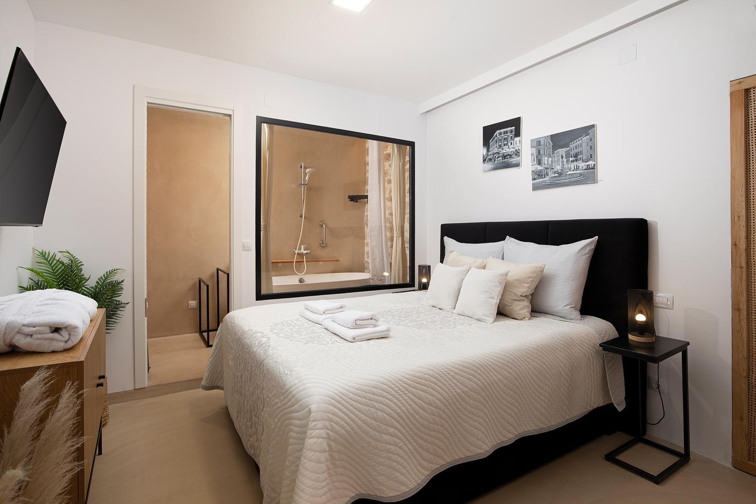 Deluxe Studio In City Center With Free Private Parking โรวีน ภายนอก รูปภาพ