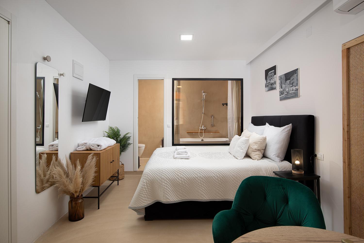 Deluxe Studio In City Center With Free Private Parking โรวีน ภายนอก รูปภาพ