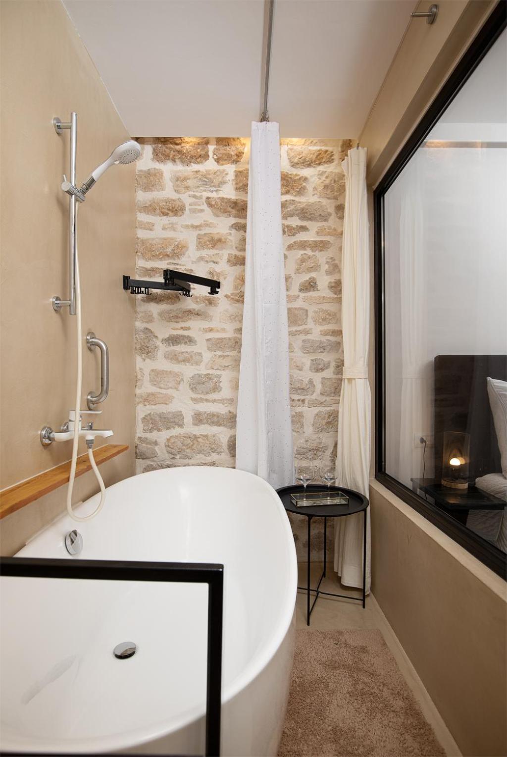 Deluxe Studio In City Center With Free Private Parking โรวีน ภายนอก รูปภาพ